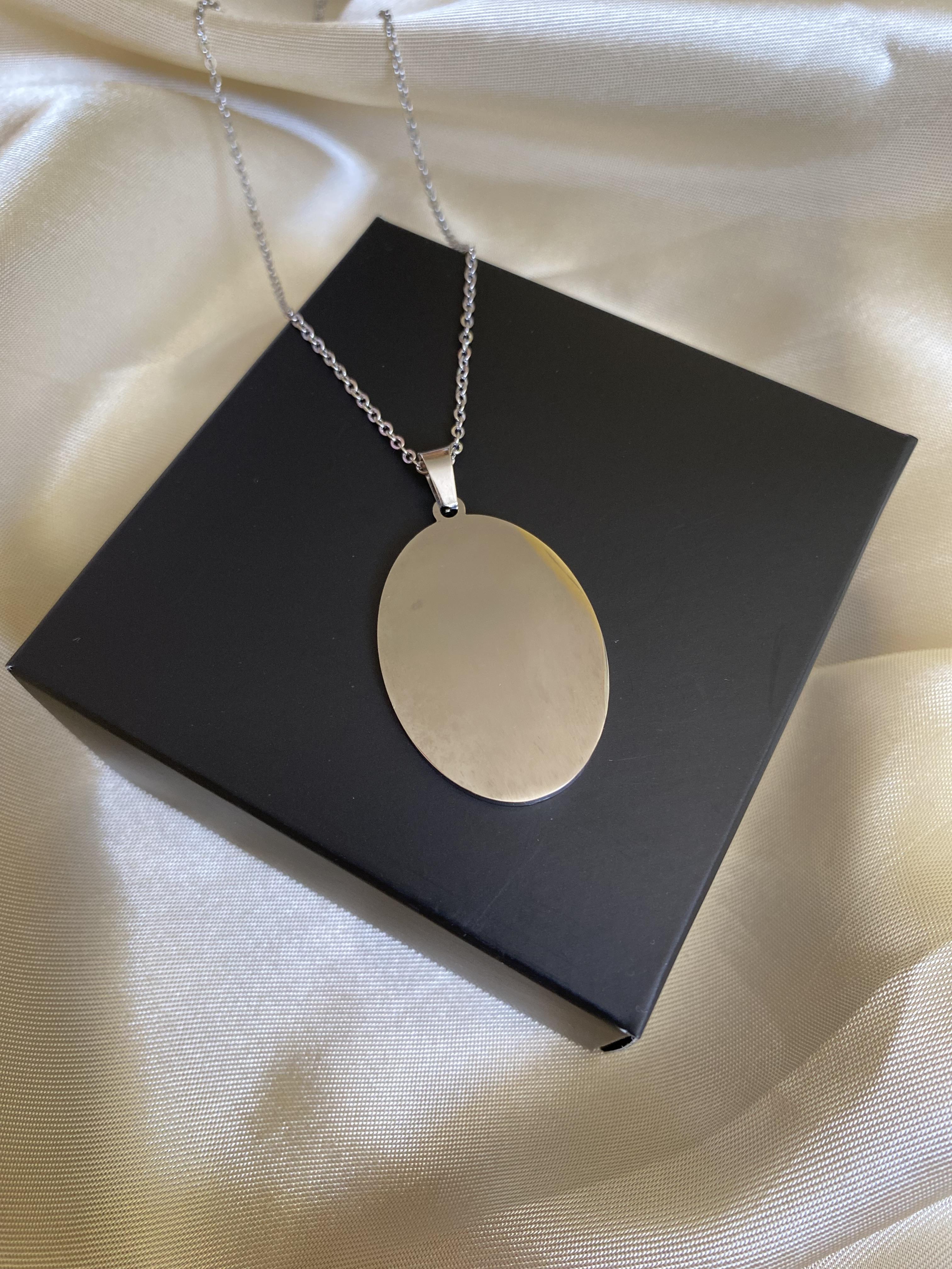 Gümüş renk oval çelik kolye