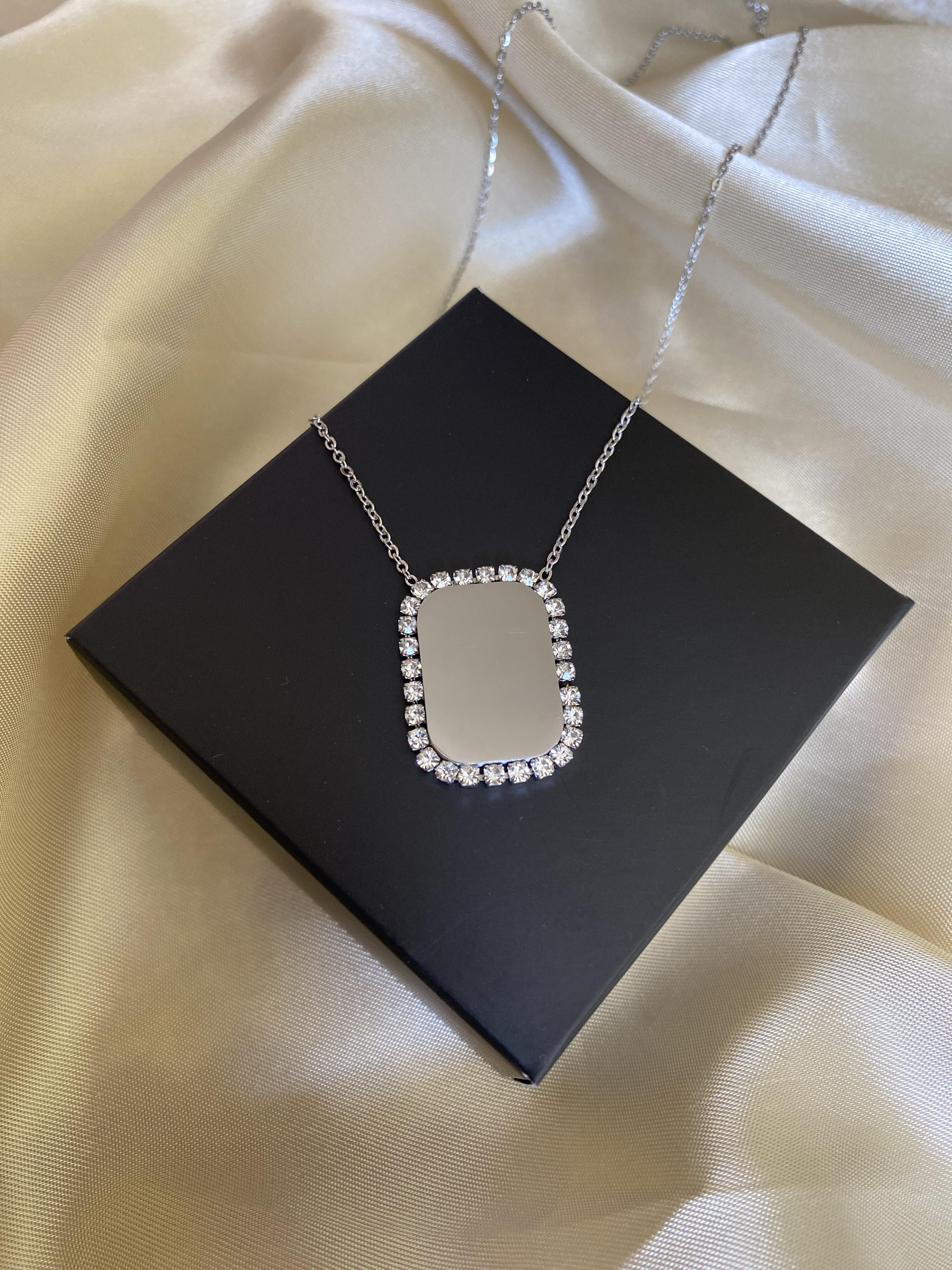 Gümüş renk taşlı çelik kolye