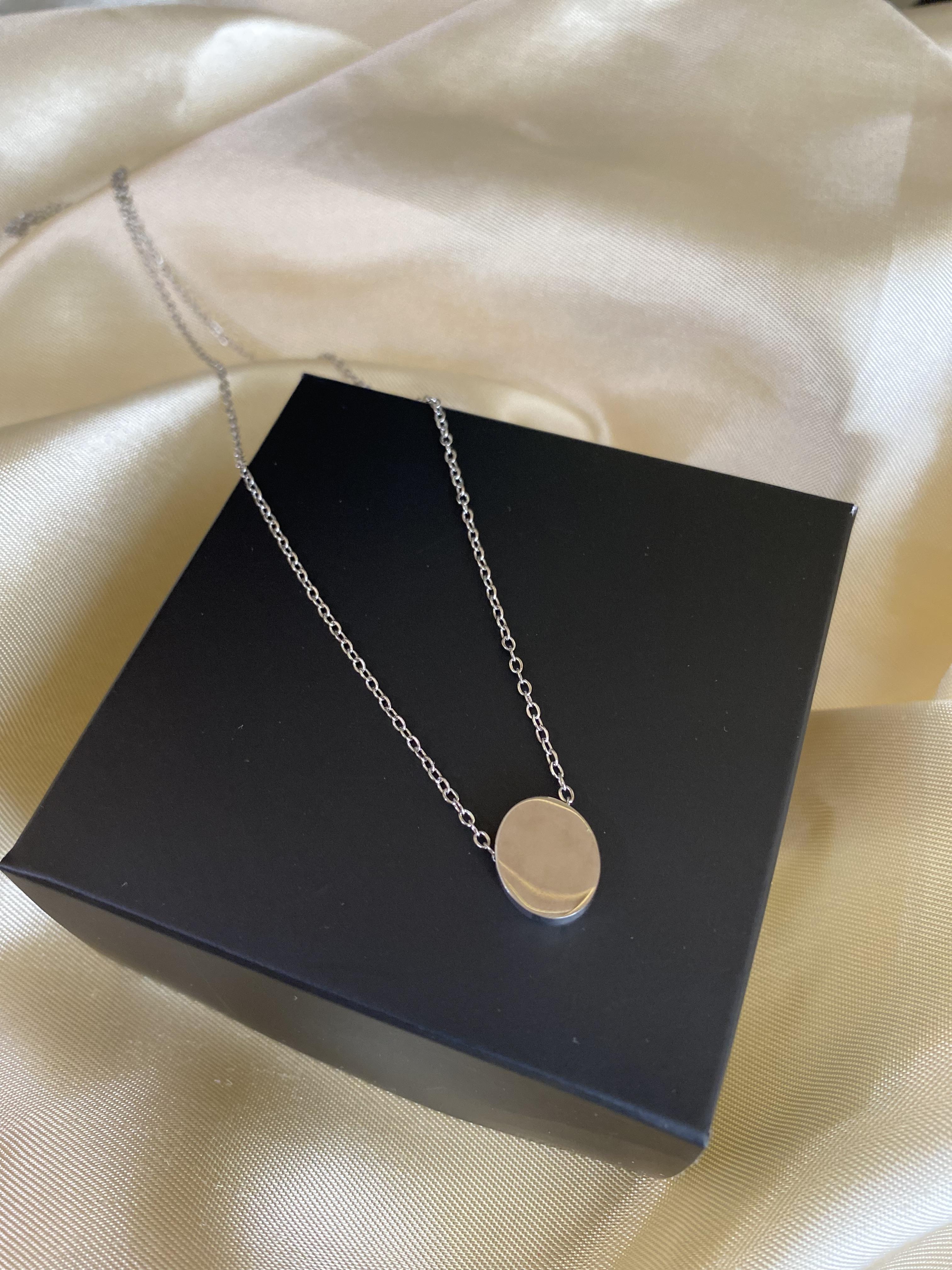 Gümüş renk oval çelik kolye